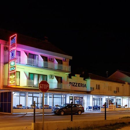 Motel Tri lovca Knin Exterior foto